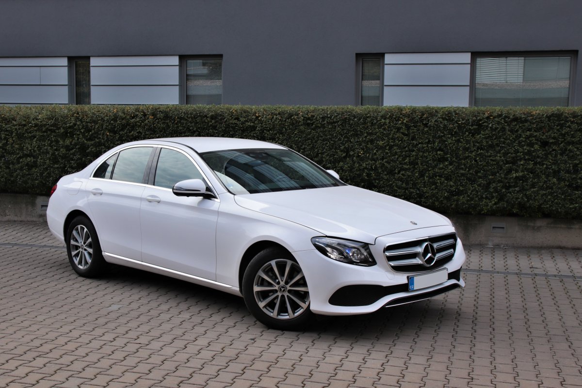 mercedes-benz-e220d- (3)